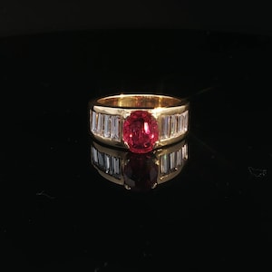 Anillo vintage baguette de rubí y diamante de 18 quilates