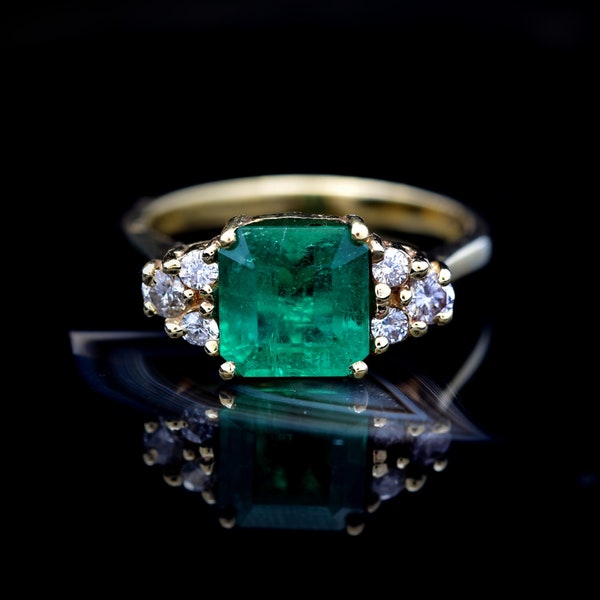 Vintage 14 Karat Yellow Gold Columbian Fine Emerald and Diamond Ring