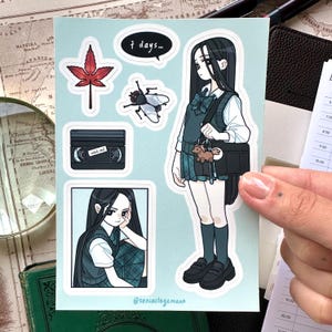 Könnte beinhalten: Ein Stickerbogen mit Illustrationen im Anime-Stil. Die Aufkleber zeigen ein Mädchen in Schuluniform, ein Ahornblatt, eine Fliege, ein VHS-Band und den Text "7 days...". Der Name des Künstlers, @soniastegemann, ist ebenfalls sichtbar.