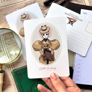 Könnte beinhalten: Eine Sammlung weißer Karten mit Illustrationen einer Frau in Vintage-Kleidung. Die Hauptkarte zeigt eine detaillierte Zeichnung einer Frau in einem beigefarbenen Mantel und Hut, die ein Buch hält. Der Name "Edith Cushing" steht darunter.