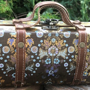 Cartera de mano estilo clutch vintage de Punch Studio Arts / baúl de viaje con forma de caja de recuerdos