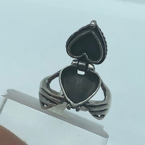 Claddagh heart poison ring best sale