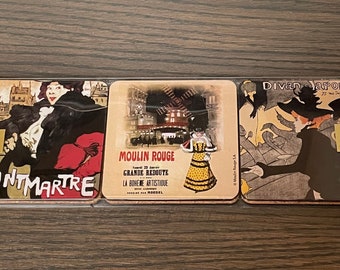 Op de afbeelding: Drie vintage-stijl onderzetters met Parijse scènes. De eerste onderzetter toont een vrouw in een zwarte jurk en rode hoed met de tekst "Montmartre". De tweede onderzetter toont een windmolen en de tekst "Moulin Rouge, Grande Redoute, La Bohème Artistique". De derde onderzetter toont een vrouw in een zwarte jurk en hoed met de tekst "Divan Japonais".