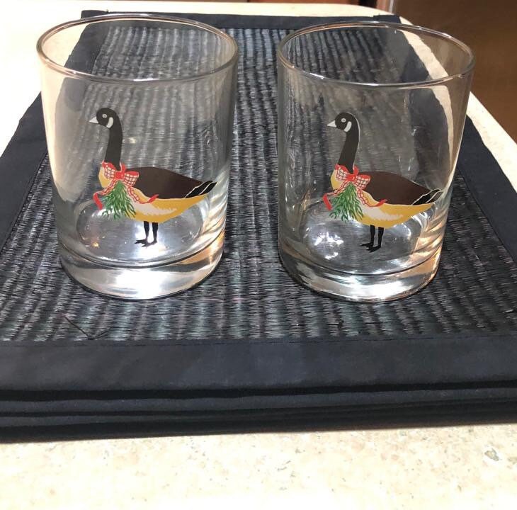 Vintage Set of 2 Swan 17oz All purpose Wine Glass.