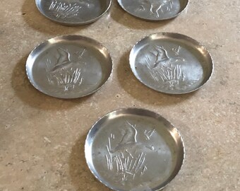 sous-verres vintage Mid-Century en aluminium forgé pour oiseaux et bébés oiseaux | Lot de 5 cannelures