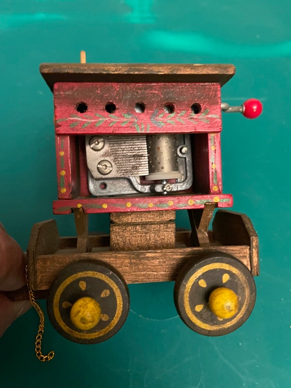 Vintage Enesco 1980 Wood Wagon Manual Lever Operated Music Box