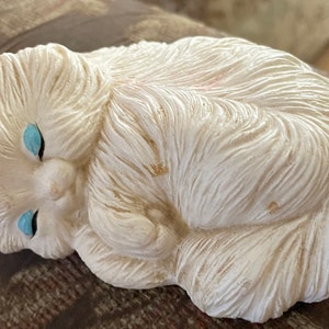 Persian Fluffy White Ceramic Blue Eyes  Sleeping Cat Vintage Figurine