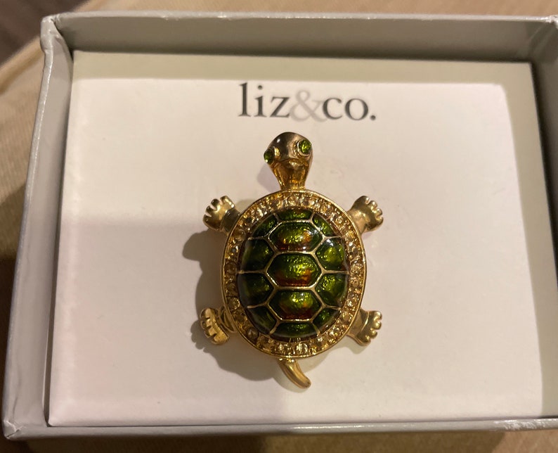 Vintage Liz & Co Gold Plated Green Turtle Brooche image 4
