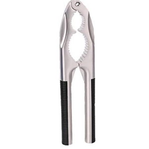 Puede incluir: Un cascanueces plateado con mangos negros texturizados. El cascanueces tiene una abertura dentada para romper nueces y un agujero en la parte superior para colgarlo. La herramienta está diseñada para romper nueces fácilmente.