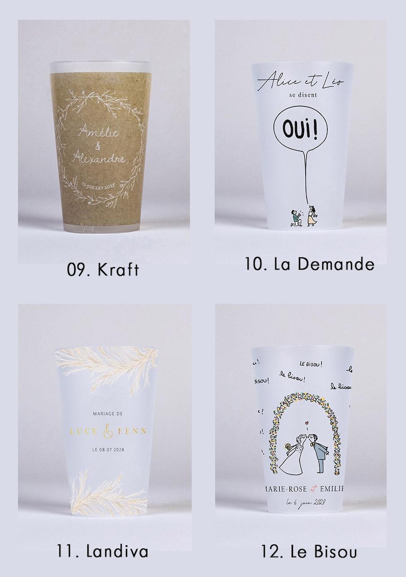 Op de afbeelding: Vier verschillende ontwerpen voor gepersonaliseerde bruiloftsbekers. De bekers zijn gemaakt van helder plastic en hebben verschillende ontwerpen, waaronder een krans met de namen "Am&eacute;lie & Alexandre", een spraakballon met de tekst "Alice et Lio se disent Oui!" en een stel dat elkaar kust onder een boog met de tekst "Le Bisou!" en "Marie-Rose & Emilie le 6 juin 2028".