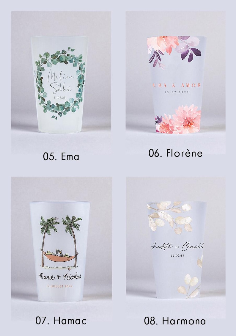 Op de afbeelding: Vier transparante glazen bekers met verschillende bloemenontwerpen en gepersonaliseerde tekst. De ontwerpen omvatten een groene krans, roze bloemen, palmbomen en witte takken. De tekst bevat namen en data.