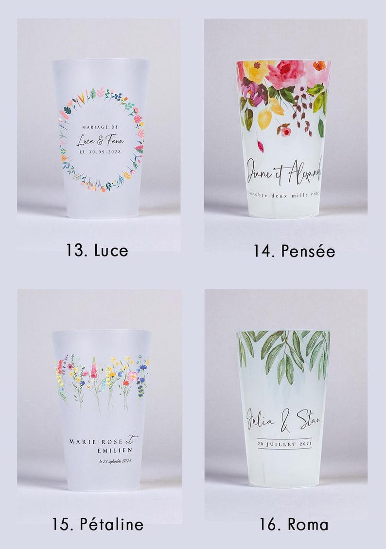 Op de afbeelding: Vier doorzichtige plastic bekers met verschillende bloemenontwerpen. De bekers zijn genummerd van 13 tot 16 en hebben namen zoals Luce, Pens&eacute;e, P&eacute;taline en Roma. Elke beker heeft een ander bloemenontwerp en een andere tekst.