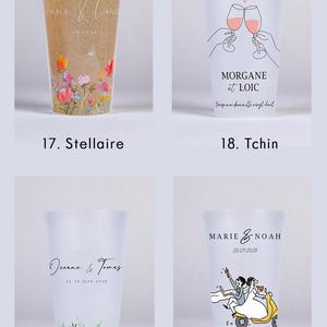 Op de afbeelding: Vier verschillende ontwerpen voor gepersonaliseerde plastic bekers. De eerste beker heeft een bloemenontwerp met de tekst "Jane & Loic" en de datum "08.07.26". De tweede beker heeft een lijntekening van twee handen die wijnglazen vasthouden met de tekst "Morgane et Loic" en de datum "trige mai deux mille vingt-huit". De derde beker heeft een groen bladerontwerp met de tekst "Deurne & Tomes" en de datum "LE 24 JUIN 2028". De vierde beker heeft een lijntekening van een stel dat op een scooter rijdt met de tekst "Marie & Noah" en de datum "20.05.2028".
