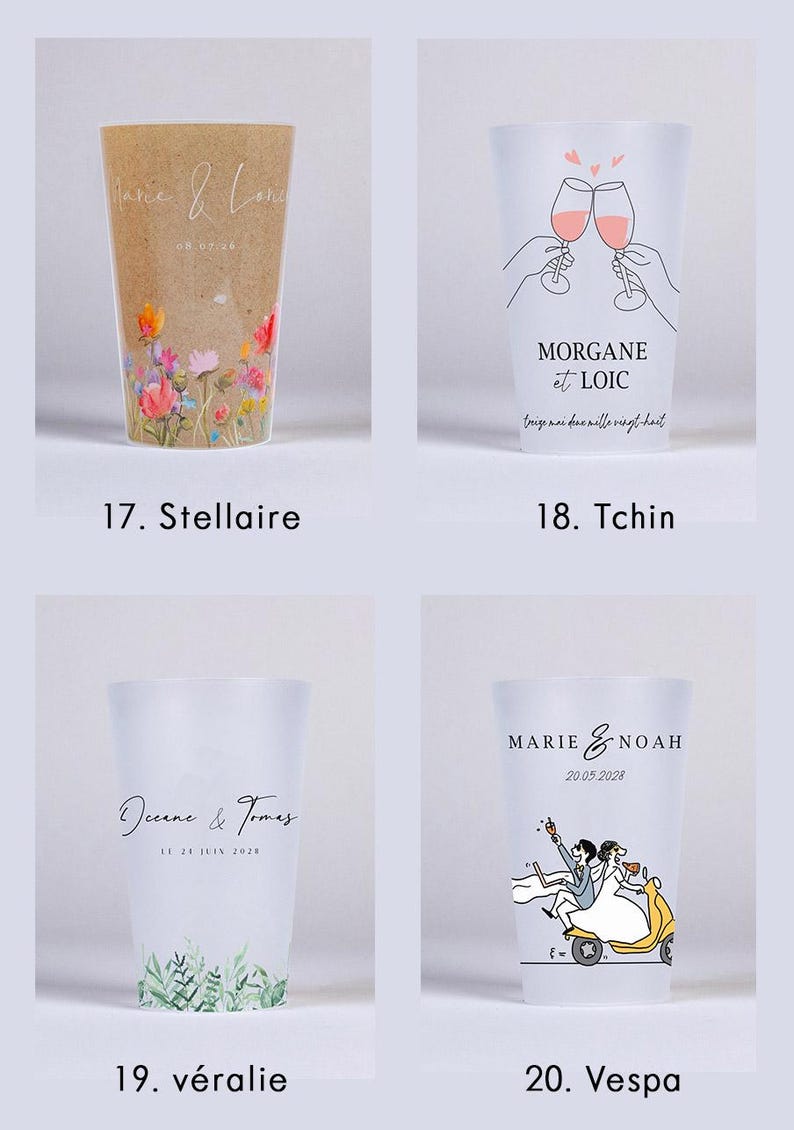 Op de afbeelding: Vier verschillende ontwerpen voor gepersonaliseerde plastic bekers. De eerste beker heeft een bloemenontwerp met de tekst "Jane & Loic" en de datum "08.07.26". De tweede beker heeft een lijntekening van twee handen die wijnglazen vasthouden met de tekst "Morgane et Loic" en de datum "trige mai deux mille vingt-huit". De derde beker heeft een groen bladerontwerp met de tekst "Deurne & Tomes" en de datum "LE 24 JUIN 2028". De vierde beker heeft een lijntekening van een stel dat op een scooter rijdt met de tekst "Marie & Noah" en de datum "20.05.2028".