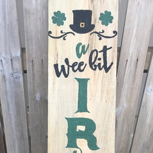 Um pequeno letreiro irlandês / Letreiro do dia de São Patrício / Decoração do dia de São Patrício / Letreiro irlandês