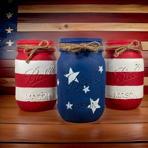 Amerikanische Flagge Einmachgläser / Mason Jar Herzstück / 4. Juli Dekor / Bemalte Einmachgläser