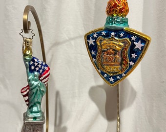 Adornos vintage de Radko 2: escudo de policía de la policía de Nueva York y mini estatua de la libertad