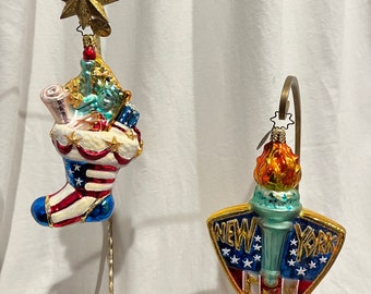 Vintage Radko 2 ornamenten: Gifts of Freedom 2003 kousornament EN New York Torch ornament