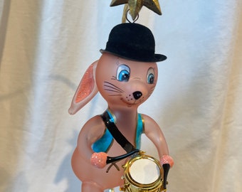 Vintage Radko Pink Translucent Bunny con un adorno de tambor