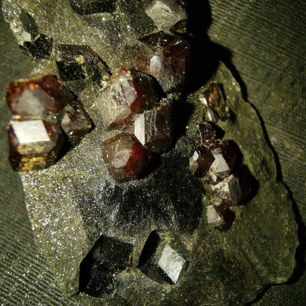 Muestra en bruto de Pyrope garnet