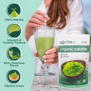 Puede incluir: Un vaso de bebida de matcha verde con una pajita junto a una bolsa de polvo de matcha org&aacute;nico. La bolsa dice "aprika organic matcha" y "cafe grade". La imagen tambi&eacute;n muestra texto que dice "100% Matcha", "Textura suave y cremosa", "Sabor rico y delicioso" y "Verde vibrante".