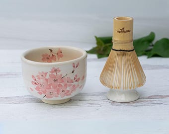 Juego de té Matcha de cerámica: cuenco japonés, batidor de bambú y soporte.