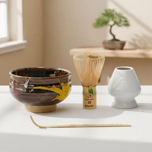 Ręcznie robiony zestaw Matcha: Brązowa żebrowana miska, trzepaczka, pojemnik, łyżka | Zestaw 4- lub 5-częściowy | Uroczysty zestaw prezentowy na Boże Narodzenie z Matchą