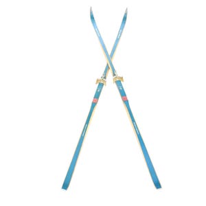 Può includere: Due sci da fondo vintage, incrociati su sfondo bianco. Gli sci sono azzurri con attacchi color oro e dettagli rossi e bianchi. Gli sci hanno punte e sono etichettati con testo in blu.