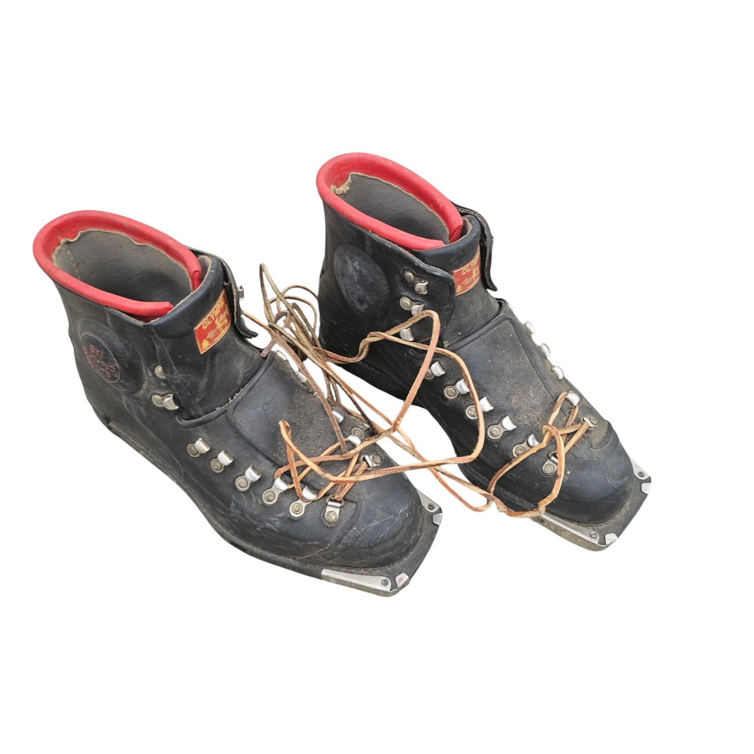 レザー製スキー靴と木製ポール付きスキーセット　アンティーク　　　レトロ レザー製スキー靴と木製ポール付きスキーセット アンティーク レトロ