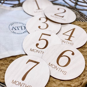 Discos de madera con hitos mensuales para bebés / Tarjetas de hitos / Señales de edad / Regalo para baby shower / Tarjeta de madera grabada / Accesorio para fotos