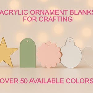 Puede incluir: Adornos acrílicos en blanco para manualidades en varias formas: una estrella dorada, una etiqueta verde, un círculo festoneado rosa, un adorno plateado y un corazón transparente. El texto dice "¡Más de 50 colores disponibles!"