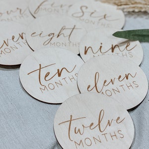 Disques en bois pour bébés mensuels Milestone | Cartes d'étape | Signes d'âge | Cadeau de douche pour nouveau-né | Carte en bois gravée | Accessoire photo