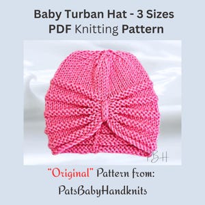 Könnte beinhalten: Ein hellrosa gestrickter Baby-Turbanhut. Der Hut besteht aus einem strukturierten Strickstoff und hat ein geknotetes Design auf der Vorderseite. Der Text "Baby Turban Hat - 3 Sizes PDF Knitting Pattern" steht oben. "Original" Pattern from: PatsBabyHandknits steht unten.