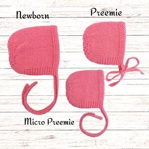 Puede incluir: Tres gorros tejidos de color rosa en diferentes tama&ntilde;os etiquetados como Newborn, Preemie y Micro Preemie. Cada gorro presenta un patr&oacute;n de tejido texturizado, una forma redondeada y lazos en la barbilla para asegurar la prenda.