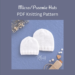 Puede incluir: Dos gorros blancos de bebé tejidos, de diferentes tamaños, se muestran sobre un fondo azul. La imagen incluye el texto "Micro/Preemie Hats PDF Knitting Pattern". También hay elementos decorativos como perlas y un botón de madera. Los gorros son probablemente para bebés prematuros.