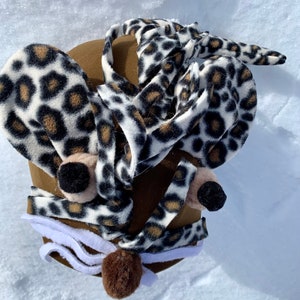 Funda de casco unisex con diseño de leopardo de las nieves. Salvaje y alocado. Déjate ver entre la multitud.