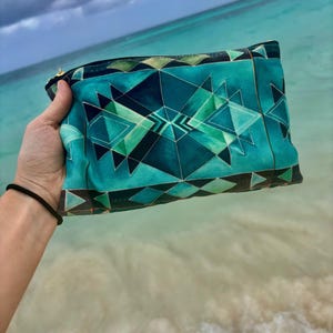 Bolsa con cremallera tribal turquesa: bolsa de viaje geométrica, clutch de maquillaje con geometría sagrada, accesorio de playa bohemio.