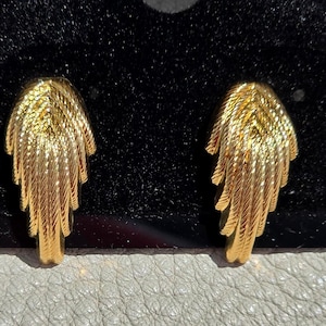 18k pure gold earrings for women, beautiful stud large leaf design, Stunning gold post earrings for everyday wear.