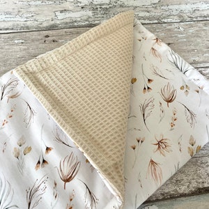 Beige Babydecke mit Blumen, personalisierte Decke für Kinder