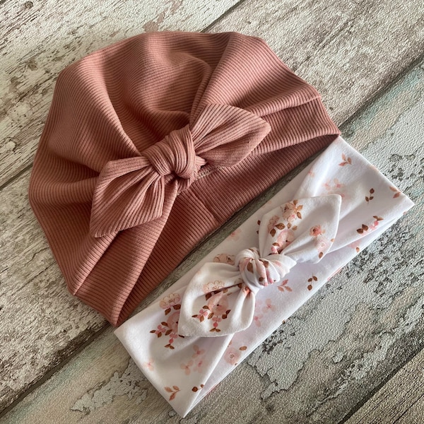 Mauve Turban Hut mit Schleife, Newborn Baby Geschenk, Turban Hut und Blumen Stirnband Set