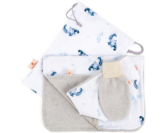 Ensemble de soins pour bébé Baleines - matelas à langer hydrofuge, panier à ustensiles et gant de toilette, nouvel ensemble cadeau pour bébé, cadeau pour les nouveaux parents, cadeau pour bébé garçon