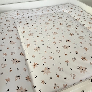 Wasserabweisende Wickelauflage mit Blumenmuster, Wrapping pad, changing pad with brown Flowers , Water repellent changing pad, winding pad