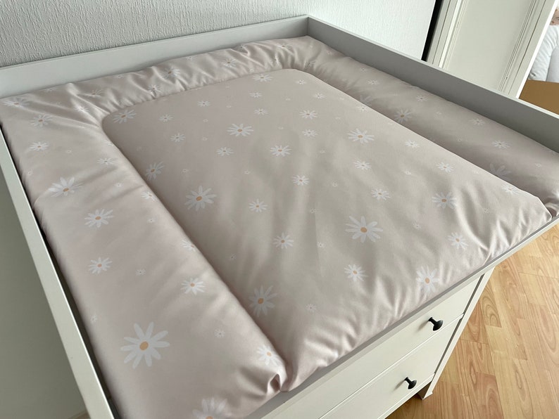 Beige wasserabweisende Wickelauflage Daisy, Baby-Wickelauflage mit Blumen, wasserabweisende Wickelauflage Bild 1