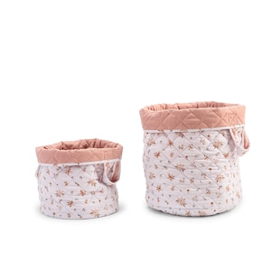 K&ouml;nnte beinhalten: Zwei gepolsterte Aufbewahrungsk&ouml;rbe mit Blumenmustern. Der gr&ouml;&szlig;ere Korb ist rosa mit wei&szlig;en Blumen und der kleinere Korb ist wei&szlig; mit rosa Blumen.