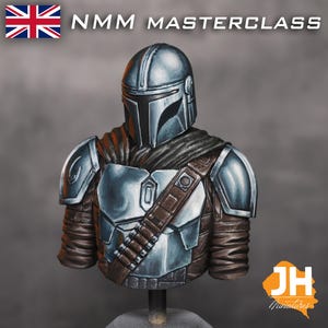 Puede incluir: Un busto en miniatura pintado a mano de un guerrero mandaloriano del universo de Star Wars. La figura lleva un casco plateado y azul con una visera en forma de T, un chaleco de cuero marrón y una placa de armadura plateada y azul. La figura está en pose con la cabeza ligeramente inclinada hacia abajo y los brazos cruzados.