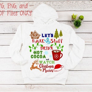 Könnte beinhalten: Weißer Hoodie mit einem Weihnachtsmotiv. Das Design beinhaltet ein Lebkuchenhaus, einen Schneemann, eine Tasse heiße Schokolade und den Text "Let's Bake Stuff, Drink Hot Cocoa and Watch Christmas Movies".