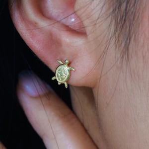 Turtle Stud Earrings, 14k Solid Gold Animal Earrings, Minimal Earrings, Tortoise Earrings, Cartilage Earring, Gift for her, Beach Jewelry