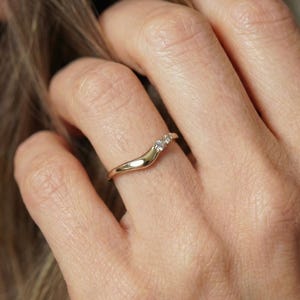 Moissaniet gebogen trouwring, massief gouden rond geslepen stapelband, gepersonaliseerde bijpassende ring, minimalistische sieraden