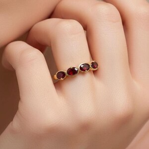 Valentinstag Geschenk Granat Ehering, 5 Stein Oval Ring, tiefroter Birthstone Jubiläum Ring, Custom Gold stapelbare Band für Sie
