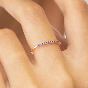 Anillo de bodas apilable de oro macizo de 14 quilates con amatista micropavé